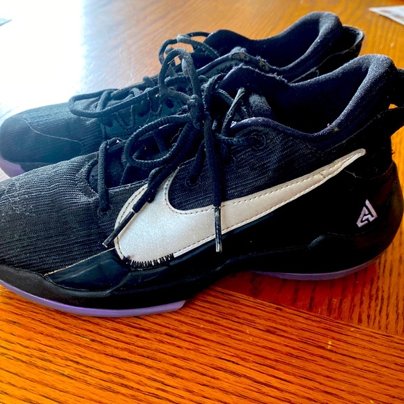 Giannis Freak Nike basketball sneaker - Picture 1 of 4